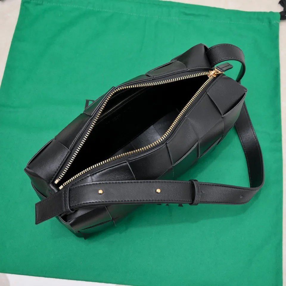 #B家 New model is coming! BRICK CASSETTE armpit bag, the traditional woven logo is instantly recognizable✅ Large grid weaving has always been fashionable, armpit bags are even more fashionable and foreign-style. Elegant big brick🧱 Sheepskin material is light and comfortable, has a huge sense of capacity and space, has a dark layer inside, practical inside, fashionable appearance design, durability and temperament coexist. Elegant big brick, come and plant the same underarm bag from star Zhou Yutong! Size: 24x14x10, model number; 9360#